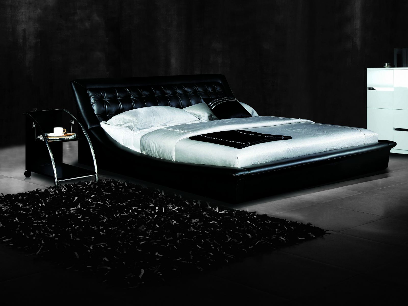 двуспальная кровать из натуральной кожи